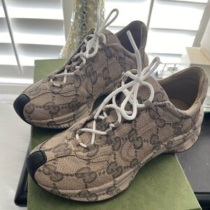 Gucci womens 6 1/2 only worn once